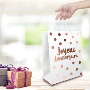 Mettez en valeur vos cadeaux d'anniversaire avec notre pochette Party Blush MM. Son design original et tendance, avec ses motifs délicats et son inscription "Joyeux Anniversaire", apportera une touche d'élégance et de surprise à vos présents.