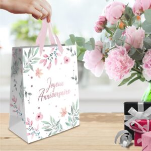 Sublimez vos cadeaux d'anniversaire avec notre pochette "Joyeux Anniversaire" Fleurs MM. Son design délicat aux motifs de branches et de fleurs effet aquarelle, associé à la mention rose "Joyeux Anniversaire" et à des anses roses, apportera une touche de fraîcheur et de gaieté à vos présents.