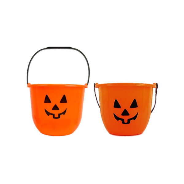 Vous connaissez la vraie terreur d’Halloween ? C’est de manquer de place pour ses bonbons ! Heureusement, notre seau XL Citrouille est là pour éviter ce drame annuel. Avec son large diamètre de 20 cm, il est prêt à engloutir toutes les friandises récoltées, même les plus gluantes ou collantes. Et avec ses 28 cm de hauteur (anse comprise), même les bras les plus courts pourront l’attraper sans souci. En plus, sa bouille de citrouille ultra sympa fait fureur dans les rues le soir d’Halloween. C’est LE sac à bonbons qui a la classe… et la contenance !