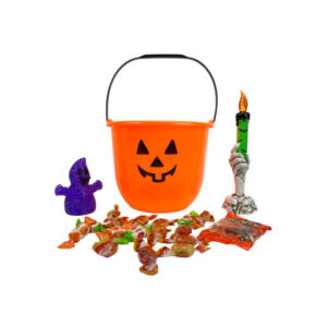 Vous connaissez la vraie terreur d’Halloween ? C’est de manquer de place pour ses bonbons ! Heureusement, notre seau XL Citrouille est là pour éviter ce drame annuel. Avec son large diamètre de 20 cm, il est prêt à engloutir toutes les friandises récoltées, même les plus gluantes ou collantes. Et avec ses 28 cm de hauteur (anse comprise), même les bras les plus courts pourront l’attraper sans souci. En plus, sa bouille de citrouille ultra sympa fait fureur dans les rues le soir d’Halloween. C’est LE sac à bonbons qui a la classe… et la contenance !