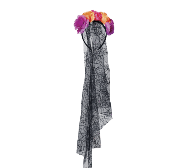 Apportez une touche de raffinement ténébreux à votre look avec ce serre-tête orné de fleurs et d’un voile délicat. Un accessoire parfait pour celles qui veulent se démarquer, que ce soit lors d’une fête d’Halloween, un bal gothique, ou une séance photo un peu dramatique.