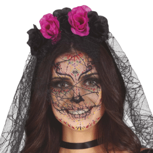 Apportez une touche de romantisme macabre à votre tenue avec ce serre-tête floral au duo sombre et mystérieux. Parfait pour les looks de sorcières élégantes, de mariées gothiques, ou simplement pour un style original et dramatique lors d’une soirée à thème.