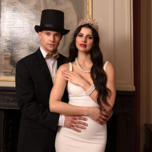 Ajoutez une touche d'éclat et d'originalité à votre style avec notre casquette Bling Bling rose. Recouverte de paillettes roses scintillantes et dotée d'une visière brillante, elle est l'accessoire parfait pour toutes vos occasions festives ou pour un look fun et tendance