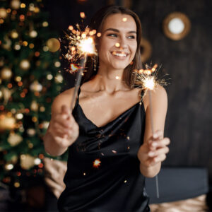 Apportez une touche de féérie à vos célébrations avec nos 6 cierges magiques de 40 cm. Idéaux pour les gâteaux d'anniversaire, les feux d'artifice de poche ou simplement pour émerveiller, ces cierges offrent une gerbe d'étincelles scintillantes pour des moments inoubliables.