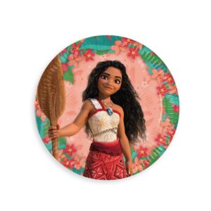 Complétez votre décoration de table Vaiana avec nos 8 Assiettes Vaiana de 23 cm ! Idéales pour servir le gâteau d'anniversaire, les petits plats ou les friandises lors de votre fête, ces assiettes colorées sont un incontournable pour les fans du film Disney. Chaque assiette met en vedette la courageuse Vaiana, entourée de motifs floraux tropicaux et de feuillages, évoquant l'ambiance paradisiaque des îles.