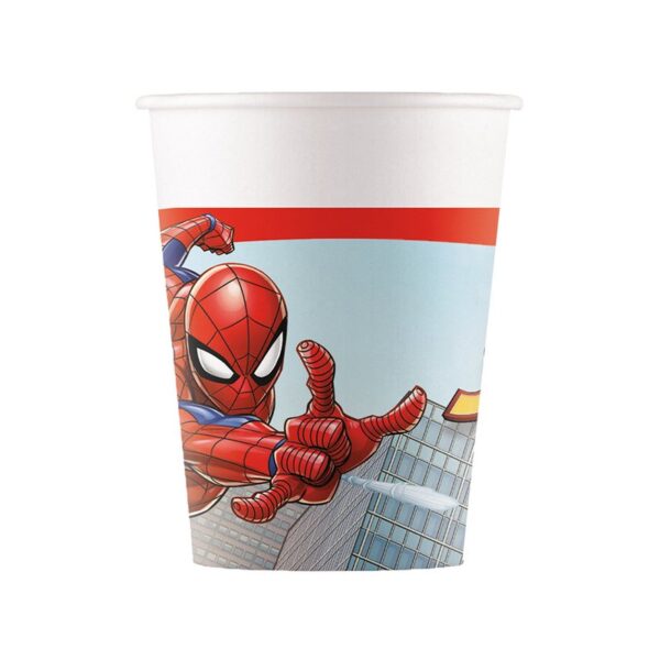 Préparez la table pour une fête d'anniversaire de choc avec nos 8 Gobelets Spider-Man ! Idéaux pour servir toutes les boissons de vos jeunes invités, ces gobelets sont un incontournable pour les fans du célèbre homme-araignée. Chaque gobelet arbore une illustration dynamique de Spider-Man, les mains prêtes à lancer une toile, avec des gratte-ciel en arrière-plan, plongeant les enfants au cœur de l'univers urbain de leur héros.