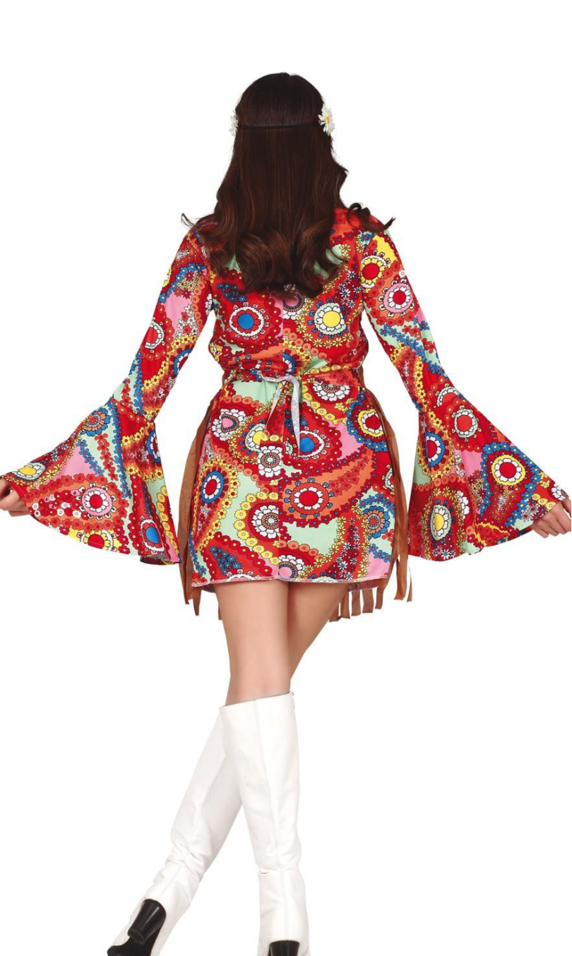 Voyagez dans le temps et incarnez l'esprit libre des années 60 et 70 avec notre Déguisement Robe Hippie. Parfait pour les soirées à thème, le carnaval ou toute occasion festive, cette robe fluide et colorée vous assure un look bohème authentique et un confort optimal pour danser toute la nuit.