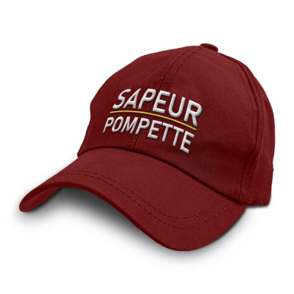 Affichez votre bonne humeur et votre goût pour les apéritifs animés avec notre casquette "Sapeur Pompette". Cet accessoire de mode unique, à la fois humoristique et stylé, est parfait pour ambiancer toutes vos soirées et vous assurer de ne jamais passer inaperçu.
