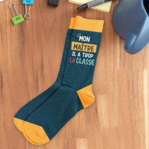 Avec une pointe d’humour, cette paire de chaussettes "Mon Maître, il a trop la classe !" est une idée cadeau idéale pour tous les écoliers souhaitant remercier son maître ou sa maîtresse de façon originale. Fabriquées en 100% coton, ces chaussettes noires et jaunes allient confort, style et un message affectif qui fera sourire.