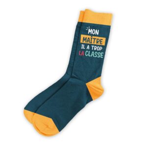 Avec une pointe d’humour, cette paire de chaussettes "Mon Maître, il a trop la classe !" est une idée cadeau idéale pour tous les écoliers souhaitant remercier son maître ou sa maîtresse de façon originale. Fabriquées en 100% coton, ces chaussettes noires et jaunes allient confort, style et un message affectif qui fera sourire.