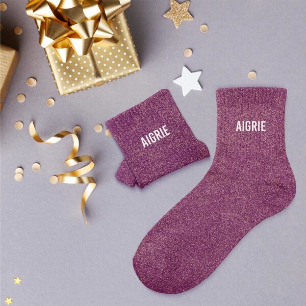 Affichez votre personnalité avec nos chaussettes pailletées "Aigrie". Confortables, originales et dotées d'un message amusant et plein d'autodérision, elles sont l'accessoire Mode idéal pour passer un hiver bien au chaud tout en affirmant votre style unique.