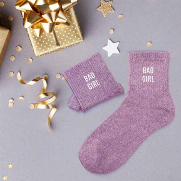 Affichez votre personnalité audacieuse avec nos chaussettes pailletées "Bad Girl". Confortables, originales et dotées d'un message assumé, elles sont l'accessoire Mode idéal pour passer un hiver bien au chaud tout en affirmant votre style unique.