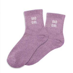 Affichez votre personnalité audacieuse avec nos chaussettes pailletées "Bad Girl". Confortables, originales et dotées d'un message assumé, elles sont l'accessoire Mode idéal pour passer un hiver bien au chaud tout en affirmant votre style unique.