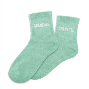 Affichez votre personnalité avec nos chaussettes pailletées "Crâneuse". Confortables, originales et dotées d'un message amusant, elles sont l'accessoire Mode idéal pour passer un hiver bien au chaud tout en affirmant votre style.