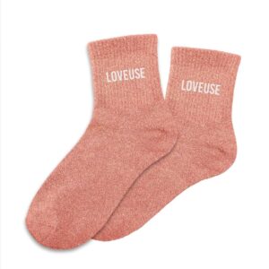 À la recherche d'une paire de chaussettes originale qui tient au chaud et exprime une personnalité douce et aimante ? Notre paire de chaussettes à paillettes "Loveuse" est l'accessoire Mode idéal ! Avec leur couleur rose poudré scintillante et la mention "LOVEUSE" inscrite en blanc, elles sont la garantie de passer un hiver bien au chaud tout en affichant un message positif et affectueux