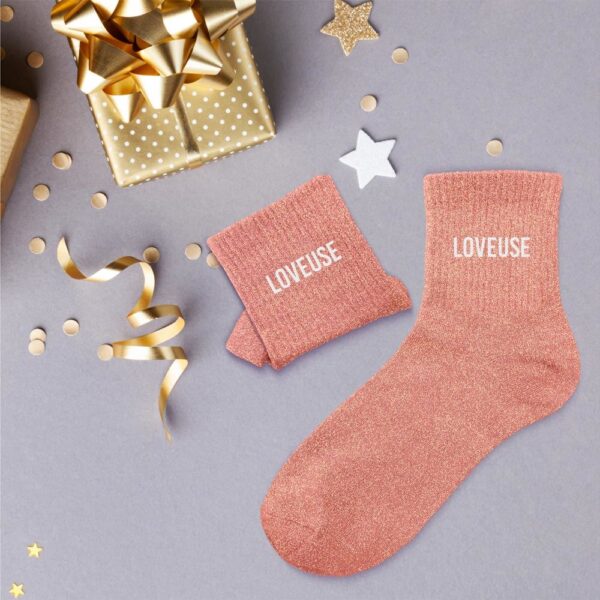 À la recherche d'une paire de chaussettes originale qui tient au chaud et exprime une personnalité douce et aimante ? Notre paire de chaussettes à paillettes "Loveuse" est l'accessoire Mode idéal ! Avec leur couleur rose poudré scintillante et la mention "LOVEUSE" inscrite en blanc, elles sont la garantie de passer un hiver bien au chaud tout en affichant un message positif et affectueux