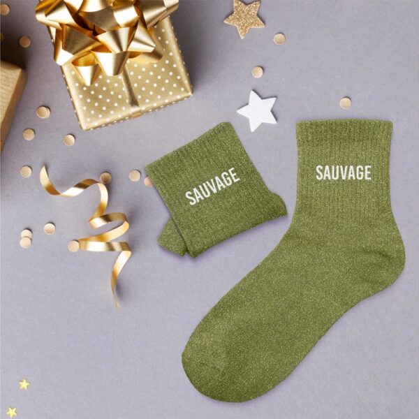 Affichez votre personnalité audacieuse et votre amour de la liberté avec nos chaussettes pailletées "Sauvage". Confortables, originales et dotées d'un message affirmé, elles sont l'accessoire Mode idéal pour passer un hiver bien au chaud tout en affirmant votre style unique.