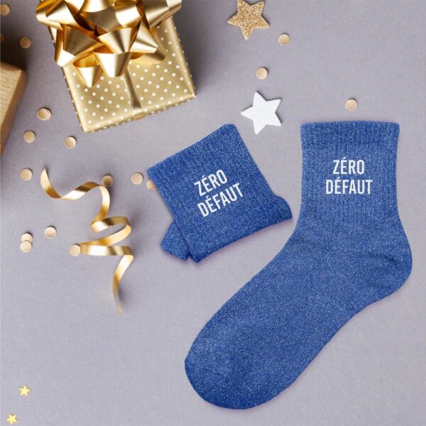 Affichez votre confiance en vous avec nos chaussettes pailletées "Zéro Défaut". Confortables, originales et dotées d'un message positif, elles sont l'accessoire Mode idéal pour passer un hiver bien au chaud tout en affirmant votre style impeccable