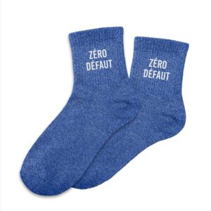 Affichez votre confiance en vous avec nos chaussettes pailletées "Zéro Défaut". Confortables, originales et dotées d'un message positif, elles sont l'accessoire Mode idéal pour passer un hiver bien au chaud tout en affirmant votre style impeccable