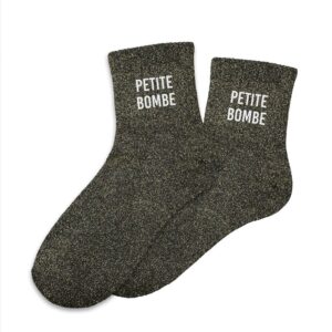 Affichez votre personnalité pétillante avec nos chaussettes pailletées "Petite Bombe". Confortables, originales et dotées d'un message assumé, elles sont l'accessoire Mode idéal pour passer un hiver bien au chaud tout en affirmant votre style unique.
