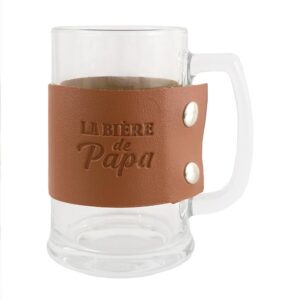 Vous cherchez un beau cadeau pour un papa amateur de bières ? Ne cherchez plus ! Notre chope de bière "La bière de Papa" est le présent idéal pour la Fête des Pères, un anniversaire, Noël, ou toute autre occasion de lui faire plaisir. Reprenant la forme classique d'une chope de bière transparente, elle est sublimée par un élégant morceau de cuir sur lequel est inscrite la mention "La bière de Papa". Un cadeau personnel et chaleureux qui fera sourire à coup sûr.