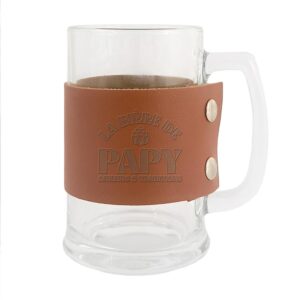Vous cherchez un beau cadeau pour un papy amateur de bières ? Ne cherchez plus ! Notre chope de bière "La bière de Papy" est le présent idéal pour un anniversaire, Noël, la Fête des Grands-Pères, ou toute autre occasion de lui faire plaisir. Reprenant la forme classique d'une chope de bière transparente, elle est sublimée par un élégant morceau de cuir (ou simili-cuir) marron sur lequel est inscrite la mention "La bière de Papy, saveurs & traditions". Un cadeau personnel et chaleureux qui fera sourire à coup sûr.