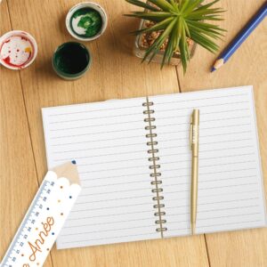 Exprimez votre gratitude avec élégance grâce à notre Coffret Carnet Stylo "Meilleure Maîtresse du monde !". Ce duo pratique et affectif, composé d'un carnet de notes au motif floral et d'un stylo doré, est le cadeau parfait pour remercier votre maîtresse à la fin de l'année scolaire et l'inviter à noter toutes ses pensées précieuses.