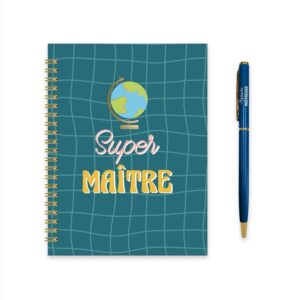 Exprimez votre gratitude avec élégance grâce à notre Coffret Carnet Stylo "Super Maître". Ce duo pratique et affectif, comprenant un carnet de notes et un stylo bleus avec la mention "Super Maître", est le cadeau parfait à offrir à votre maître en remerciements pour la fin de l'année scolaire, l'invitant à noter toutes ses pensées précieuses.