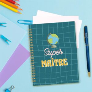 Exprimez votre gratitude avec élégance grâce à notre Coffret Carnet Stylo "Super Maître". Ce duo pratique et affectif, comprenant un carnet de notes et un stylo bleus avec la mention "Super Maître", est le cadeau parfait à offrir à votre maître en remerciements pour la fin de l'année scolaire, l'invitant à noter toutes ses pensées précieuses.