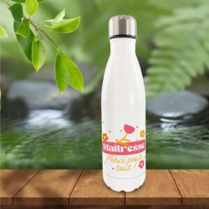 Envie d'exprimer votre gratitude et de remercier la maîtresse de votre enfant (ou votre propre maîtresse !) d'une manière à la fois affective et utile ? Nous vous proposons notre gourde isotherme "Maîtresse, merci pour tout !". Avec son design délicat orné de motifs floraux et son message touchant, elle est le symbole de la reconnaissance pour l'année passée à apprendre et à grandir. Elle arbore fièrement la mention "Maîtresse, merci pour tout !", célébrant ainsi son rôle essentiel auprès des enfants.