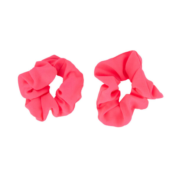 Donnez un coup de fouet à votre coiffure avec notre Lot de 2 Chouchous fluo. Ultra-tendance, confortables et d'une couleur vibrante (rose néon), ces chouchous sont l'accessoire idéal pour égayer votre look, que ce soit pour une soirée rétro, une séance de sport ou simplement pour apporter une touche de fun à votre quotidien.
