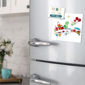 Original et attendrissant, ce magnet "Merci pour cette super année !" est par excellence l’objet décoratif qui fera fondre le cœur de tout enseignant et enseignante ! Aimanté et de forme rectangulaire, il présente un fond blanc à points dorés ainsi que la mention multicolore "Merci pour cette super année !", offrant un cadeau mémorable et plein de gratitude.