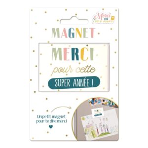 Original et attendrissant, ce magnet "Merci pour cette super année !" est par excellence l’objet décoratif qui fera fondre le cœur de tout enseignant et enseignante ! Aimanté et de forme rectangulaire, il présente un fond blanc à points dorés ainsi que la mention multicolore "Merci pour cette super année !", offrant un cadeau mémorable et plein de gratitude.
