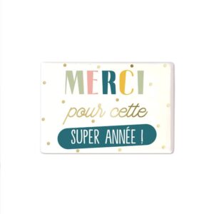 Original et attendrissant, ce magnet "Merci pour cette super année !" est par excellence l’objet décoratif qui fera fondre le cœur de tout enseignant et enseignante ! Aimanté et de forme rectangulaire, il présente un fond blanc à points dorés ainsi que la mention multicolore "Merci pour cette super année !", offrant un cadeau mémorable et plein de gratitude.