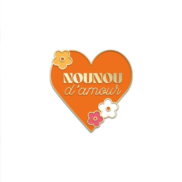 Faites fondre le cœur de toutes les nounous avec notre magnet "Nounou d'Amour". Cet objet décoratif et affectif par excellence, en forme de cœur orange orné de fleurs et d'une mention dorée "Nounou d'Amour", est le cadeau idéal pour exprimer votre gratitude et égayer son quotidien.