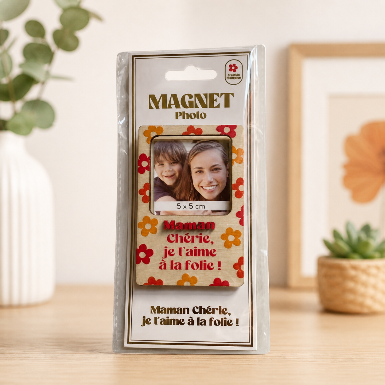 Offrez un souvenir inoubliable avec le magnet photo "Maman Chérie" ! Design floral, message tendre et format photo 5x5 cm. Une création française parfaite pour la Fête des Mères.