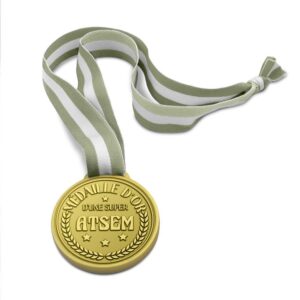 Remerciez votre ATSEM préférée pour son incroyable travail et son dévouement tout au long de l'année scolaire avec notre Médaille d'Or "Super ATSEM". Ce cadeau original et plein d'humour est la façon idéale de lui témoigner votre gratitude et de lui garantir un grand sourire.