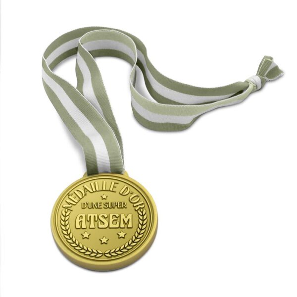 Remerciez votre ATSEM préférée pour son incroyable travail et son dévouement tout au long de l'année scolaire avec notre Médaille d'Or "Super ATSEM". Ce cadeau original et plein d'humour est la façon idéale de lui témoigner votre gratitude et de lui garantir un grand sourire.
