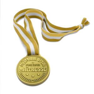 Remerciez votre maîtresse préférée pour son incroyable travail et son dévouement tout au long de l'année scolaire avec notre Médaille d'Or "Super Maîtresse". Ce cadeau original et plein d'humour est la façon idéale de lui témoigner votre gratitude et de lui garantir un grand sourire.