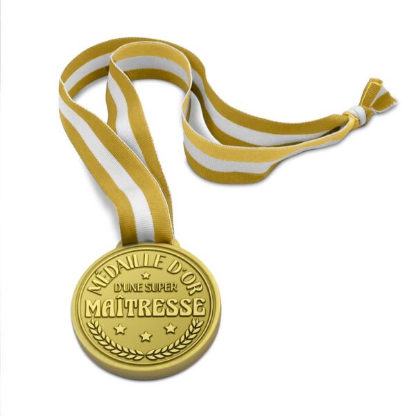Remerciez votre maîtresse préférée pour son incroyable travail et son dévouement tout au long de l'année scolaire avec notre Médaille d'Or "Super Maîtresse". Ce cadeau original et plein d'humour est la façon idéale de lui témoigner votre gratitude et de lui garantir un grand sourire.