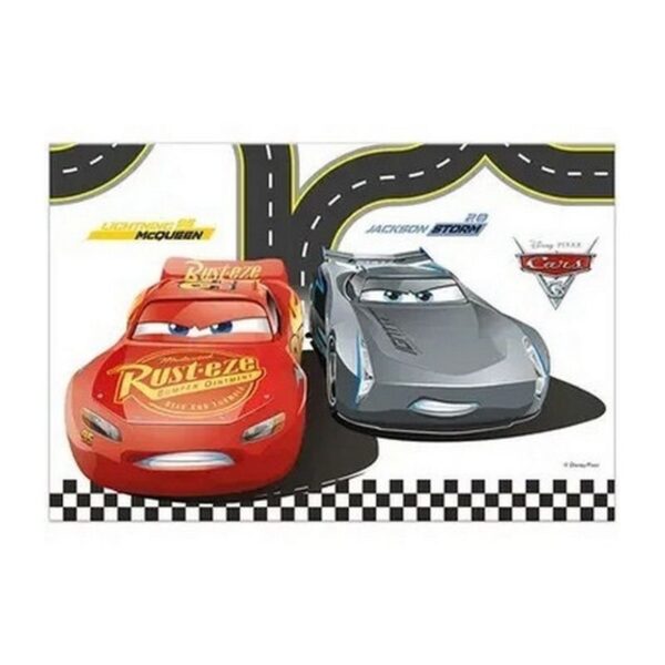 Organisez une fête d'anniversaire ou un événement spécial sur le thème des courses avec notre Nappe Cars ! Idéale pour tous les fans de l'univers de Disney Pixar Cars, cette nappe transforme instantanément votre table en une piste de course vibrante. Elle présente les stars de la course, Flash McQueen et son rival Jackson Storm, prêts à franchir la ligne d'arrivée, avec des motifs de piste et de damier pour une immersion totale dans l'univers automobile