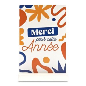 Remerciez votre enseignant(e) pour l'année scolaire écoulée avec un cadeau unique et mémorable : notre plaque à poser en bois "Merci pour cette année". Cette décoration pratique et affective, avec son design coloré et sa mention chaleureuse, est idéale pour apporter une touche de gratitude et de gaieté à son espace de travail.