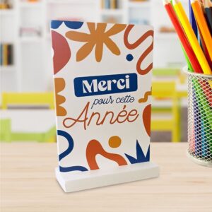 Remerciez votre enseignant(e) pour l'année scolaire écoulée avec un cadeau unique et mémorable : notre plaque à poser en bois "Merci pour cette année". Cette décoration pratique et affective, avec son design coloré et sa mention chaleureuse, est idéale pour apporter une touche de gratitude et de gaieté à son espace de travail.