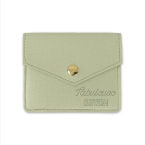 Exprimez votre gratitude et offrez un accessoire à la fois utile, coquet et élégant avec notre porte-cartes "Fabuleuse ATSEM". Ce cadeau pratique en simili-cuir, doté d'un bouton de fermeture sécurisé et d'une mention "Fabuleuse ATSEM" gravée, est l'idée parfaite pour remercier votre ATSEM pour l'année scolaire et la suivre partout avec style.