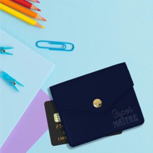 Exprimez votre gratitude et offrez un accessoire à la fois utile, coquet et élégant avec notre porte-cartes "Super Maître". Ce cadeau pratique en simili-cuir, doté d'un bouton de fermeture sécurisé et d'une mention "Super Maître" gravée, est l'idée parfaite pour remercier votre maître pour l'année scolaire et le suivre partout avec style.