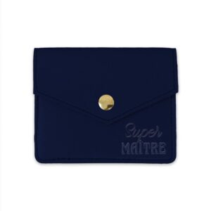 Exprimez votre gratitude et offrez un accessoire à la fois utile, coquet et élégant avec notre porte-cartes "Super Maître". Ce cadeau pratique en simili-cuir, doté d'un bouton de fermeture sécurisé et d'une mention "Super Maître" gravée, est l'idée parfaite pour remercier votre maître pour l'année scolaire et le suivre partout avec style.