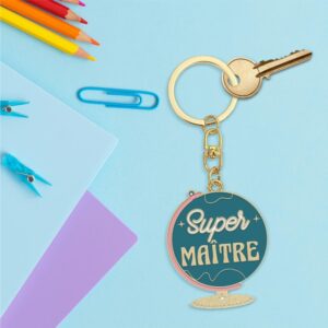 Exprimez votre gratitude de manière originale et mémorable avec notre porte-clé "Super Maître". Cet accessoire en métal doré, en forme de globe terrestre orné de la mention "Super Maître", est le cadeau idéal pour remercier un maître exceptionnel pour l'année scolaire. Pratique et stylé, il garantit un grand sourire !