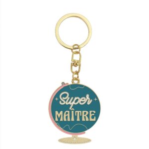 Exprimez votre gratitude de manière originale et mémorable avec notre porte-clé "Super Maître". Cet accessoire en métal doré, en forme de globe terrestre orné de la mention "Super Maître", est le cadeau idéal pour remercier un maître exceptionnel pour l'année scolaire. Pratique et stylé, il garantit un grand sourire !
