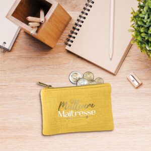 Exprimez votre gratitude et offrez un accessoire à la fois utile, élégant et affectif avec notre porte-monnaie "Meilleure Maîtresse". Idéal pour montrer toute l'affection que vous portez à votre maîtresse préférée, ce porte-monnaie chic est une idée cadeau parfaite pour la fin de l'année scolaire.
