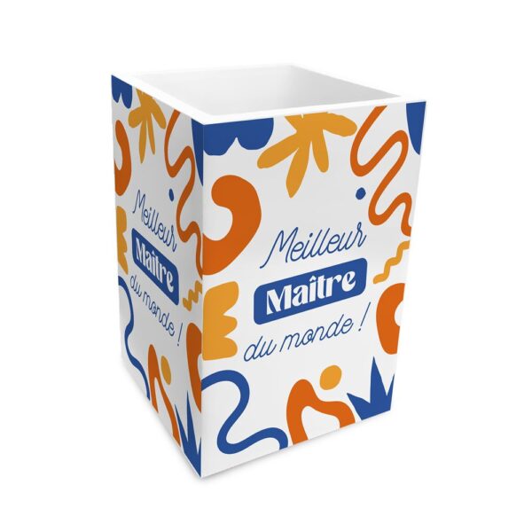 Exprimez votre gratitude et offrez une touche de gaieté au bureau de votre maître préféré avec notre pot à crayons affectif "Meilleur Maître du monde !". Pratique et décoratif, ce pot en bois carré est le cadeau idéal pour la fin de l'année scolaire.